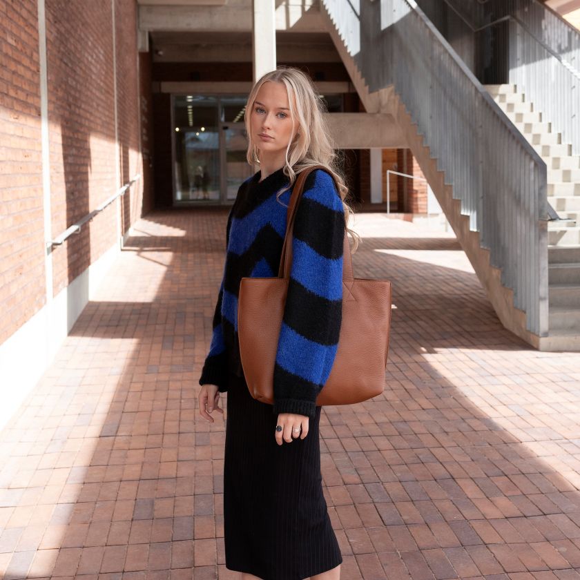 Große braune Ledertasche für Alltag und Arbeit, hergestellt in Finnland aus Elchleder, Miiko Design, nachhaltiger Design