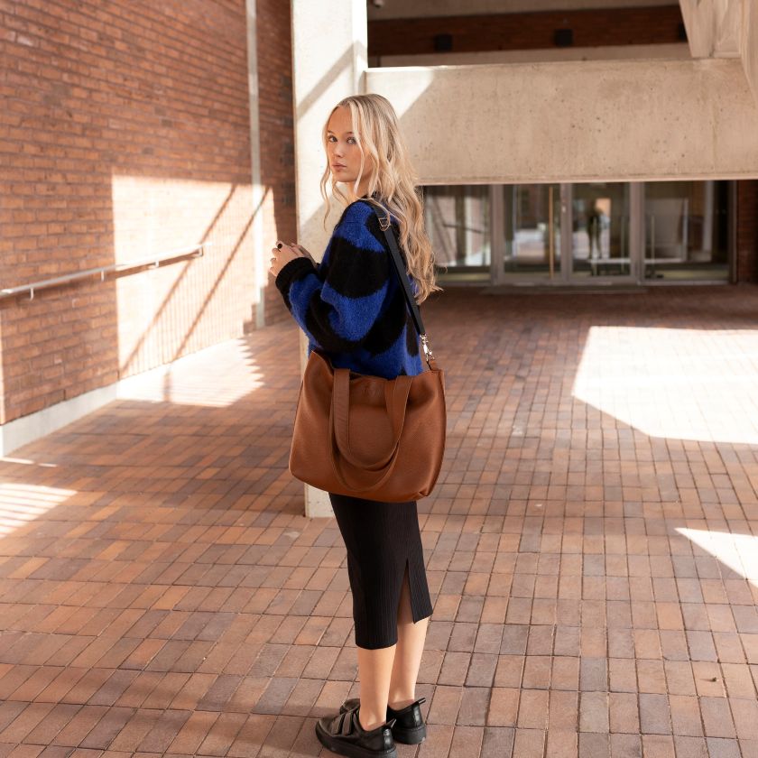 Braune Ledertasche über Schulter für Alltag und Arbeit, hergestellt in Finnland aus Elchleder, Miiko Design