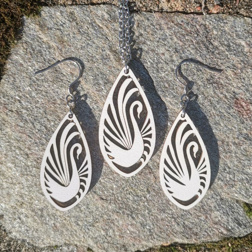 Weiße Schwan Schmucksete aus Holz, Schmuckset mit Halskette und Ohrringe, finnisches Design, The Finland Shop