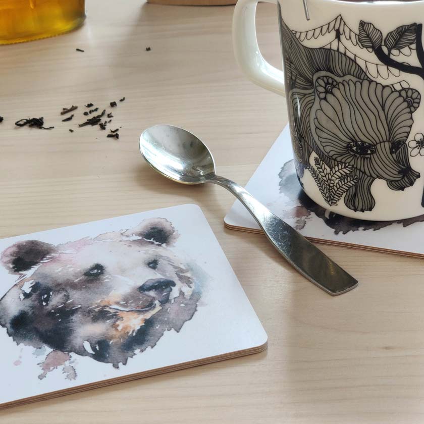 Liikelahja logolla Karhu lasinalunen puuta Ester Visual suomalainen design