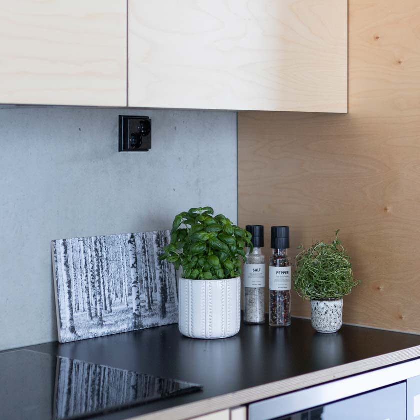 Liikelahja logolla mustavalkoinen Koivumetsä leikkuulauta Miiko design