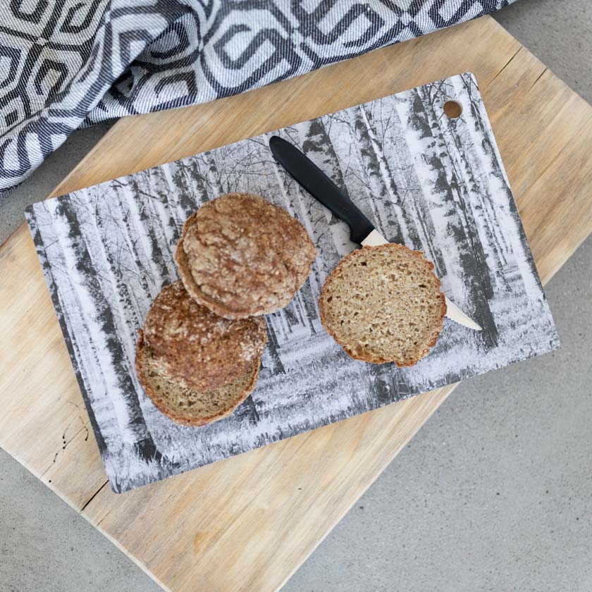 Liikelahja logolla mustavalkoinen Koivumetsä leikkuulauta Miiko design