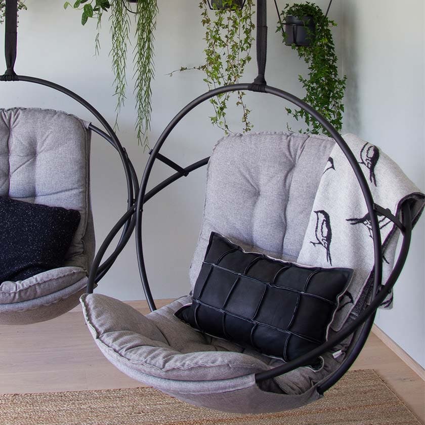 Musta nahkatyyny Väre Miiko design suomalainen sisustus