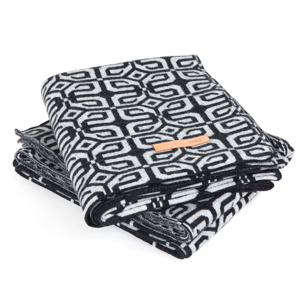 suomalainen villahuopa lampaanvillaa louhi viltti villapeitto mustavalkoinen miiko design