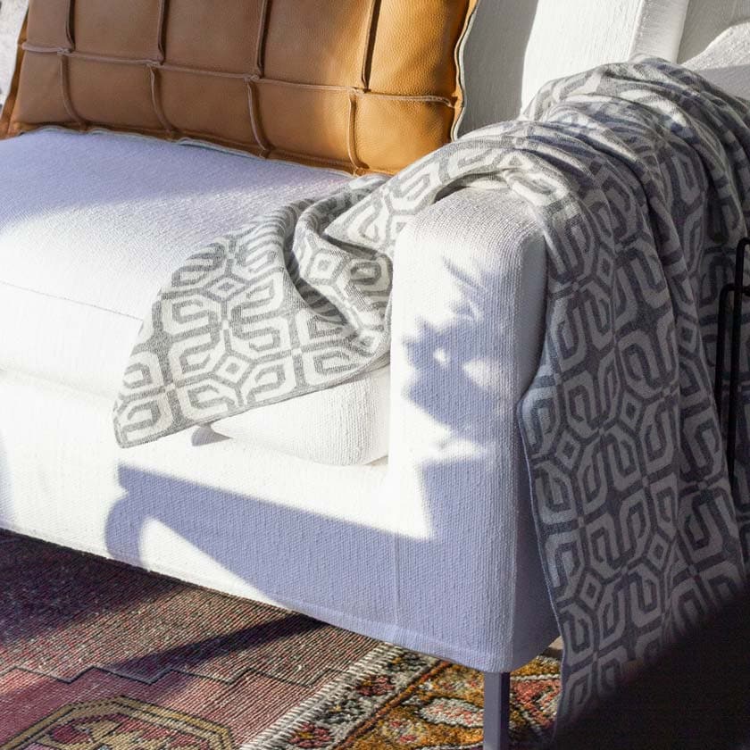 Suomalainen villahuopa vaalean harmaa torkkupeitto louhi miiko design