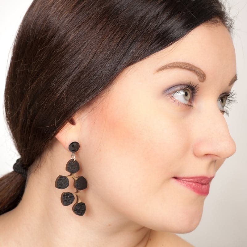 Puiset korvakorut musta Lumimarja Pauliina Rundgren HandiCrafts design