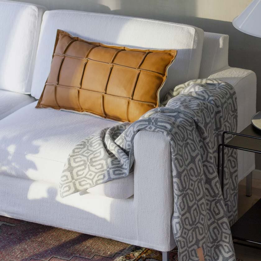 Ruskea konjakki nahkatyyny Väre Miiko design suomalainen sisustus sohvatyyny koristetyyny