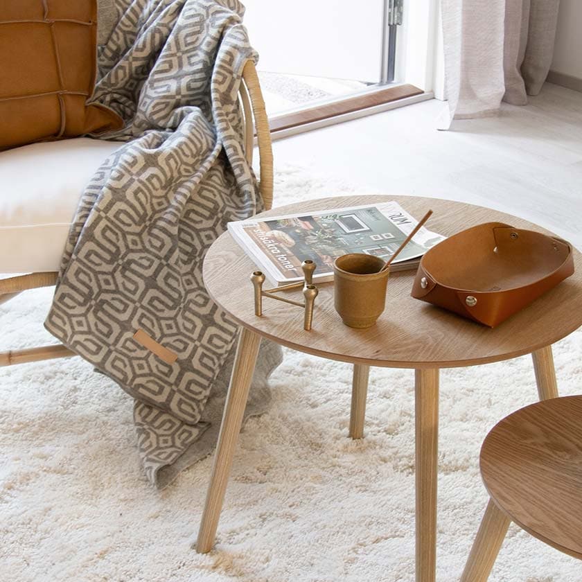 Suomalainen villahuopa vaalean harmaa torkkupeitto louhi miiko design