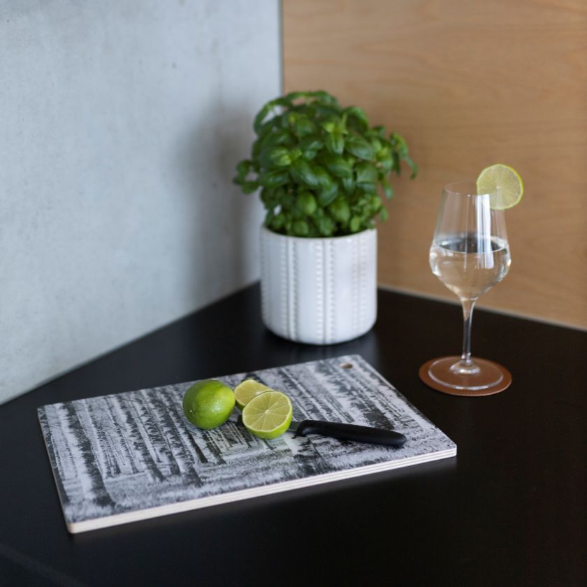 Finnischer Birkenwald Schneidebrett aus Holz, schwarz und weiß, hergestellt in Finnland, Miiko Design, für Küche und Tischgedeck