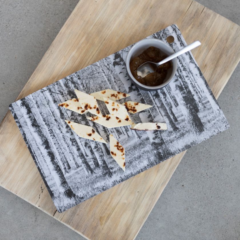 Finnischer Birkenwald Schneidebrett aus Holz, schwarz und weiß, hergestellt in Finnland, Miiko Design, für Küche und Tischgedeck