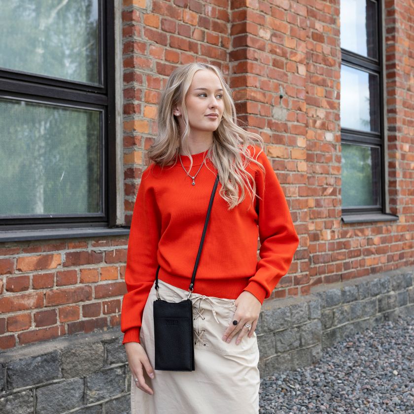 Kleine schwarze Ledertasche Hertta aus Elchleder, hergestellt in Finnland, Miiko Design