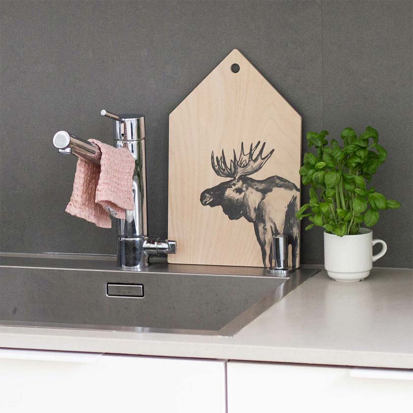 Liikelahja omalla logolla Hirvi leikkuulauta Miiko design suomalainen vastuullinen lahja 