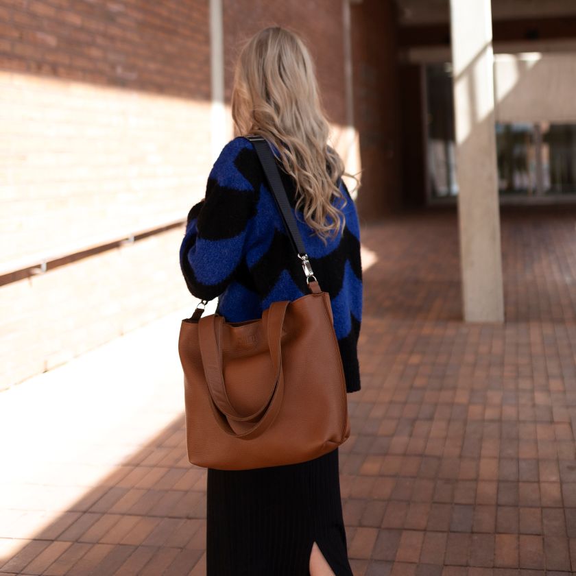 Große braune Ledertasche für Alltag und Arbeit, hergestellt in Finnland aus Elchleder, Miiko Design