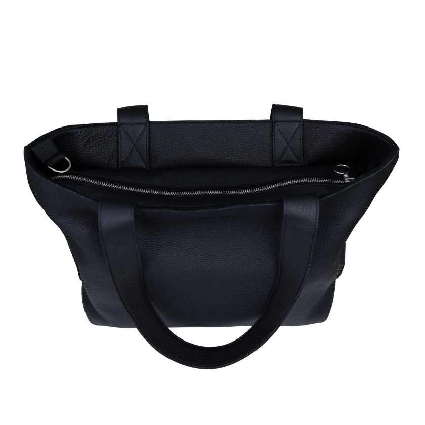 Schwarze Ledertasche mit Reisverschluß für Alltag und Arbeit, hergestellt in Finnland aus Elchleder, Miiko Design