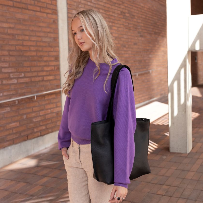 Große schwarze Ledertasche für Alltag und Arbeit, hergestellt in Finnland aus Elchleder, Miiko Design, nachhaltiger Design