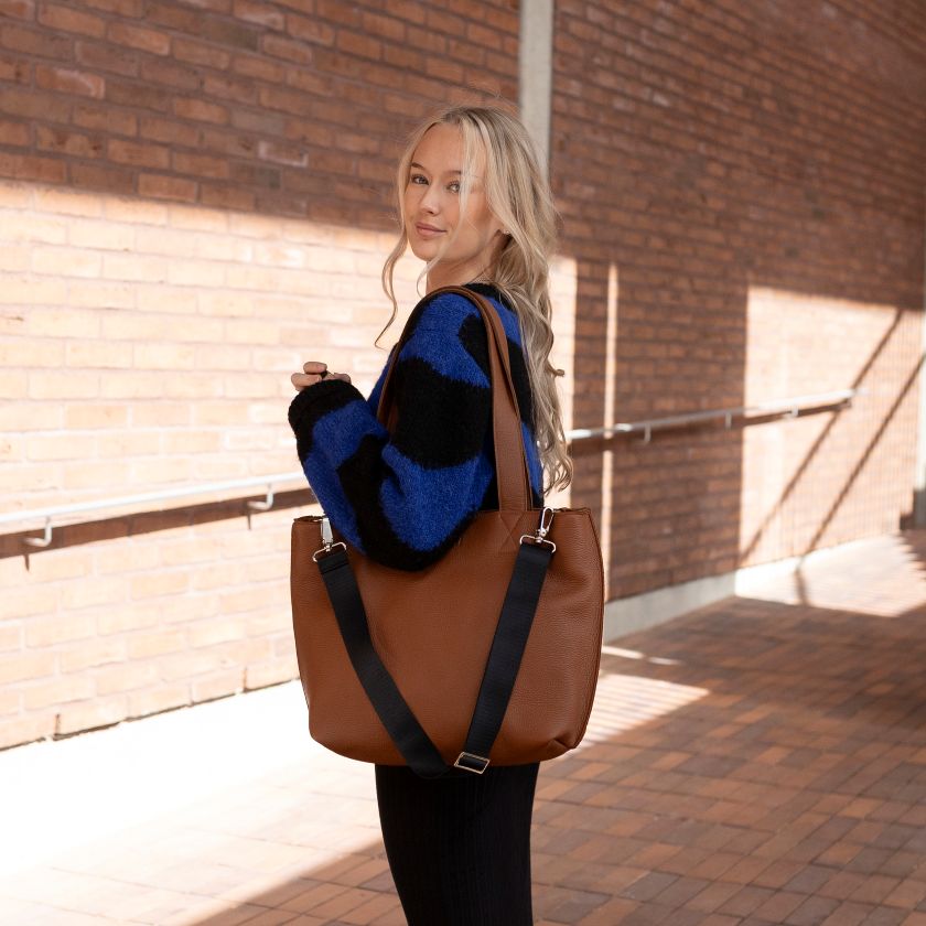 Große braune Ledertasche für Alltag und Arbeit, hergestellt in Finnland aus Elchleder, Miiko Design