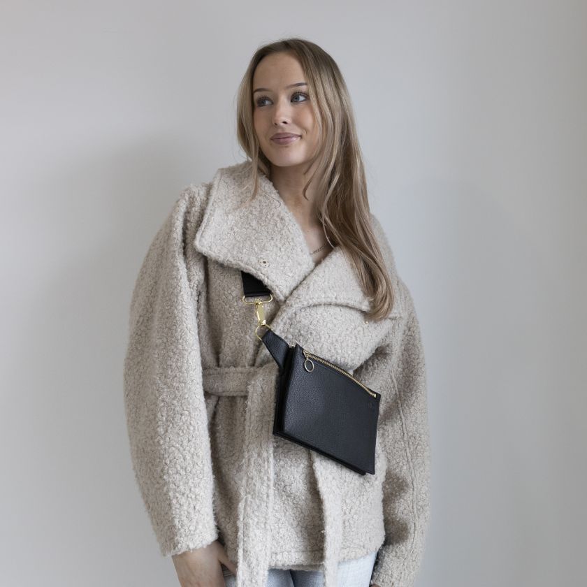 Schwarze Hippa Gürteltasche mit gold Details aus Elchleder, Miiko Design hergestellt in Finnland