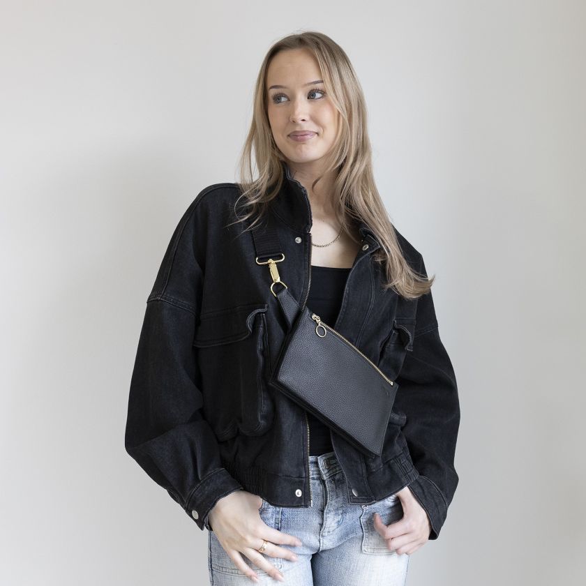 Schwarze Hippa Ledertasche mit gold Details aus Elchleder, Miiko Design hergestellt in Finnland