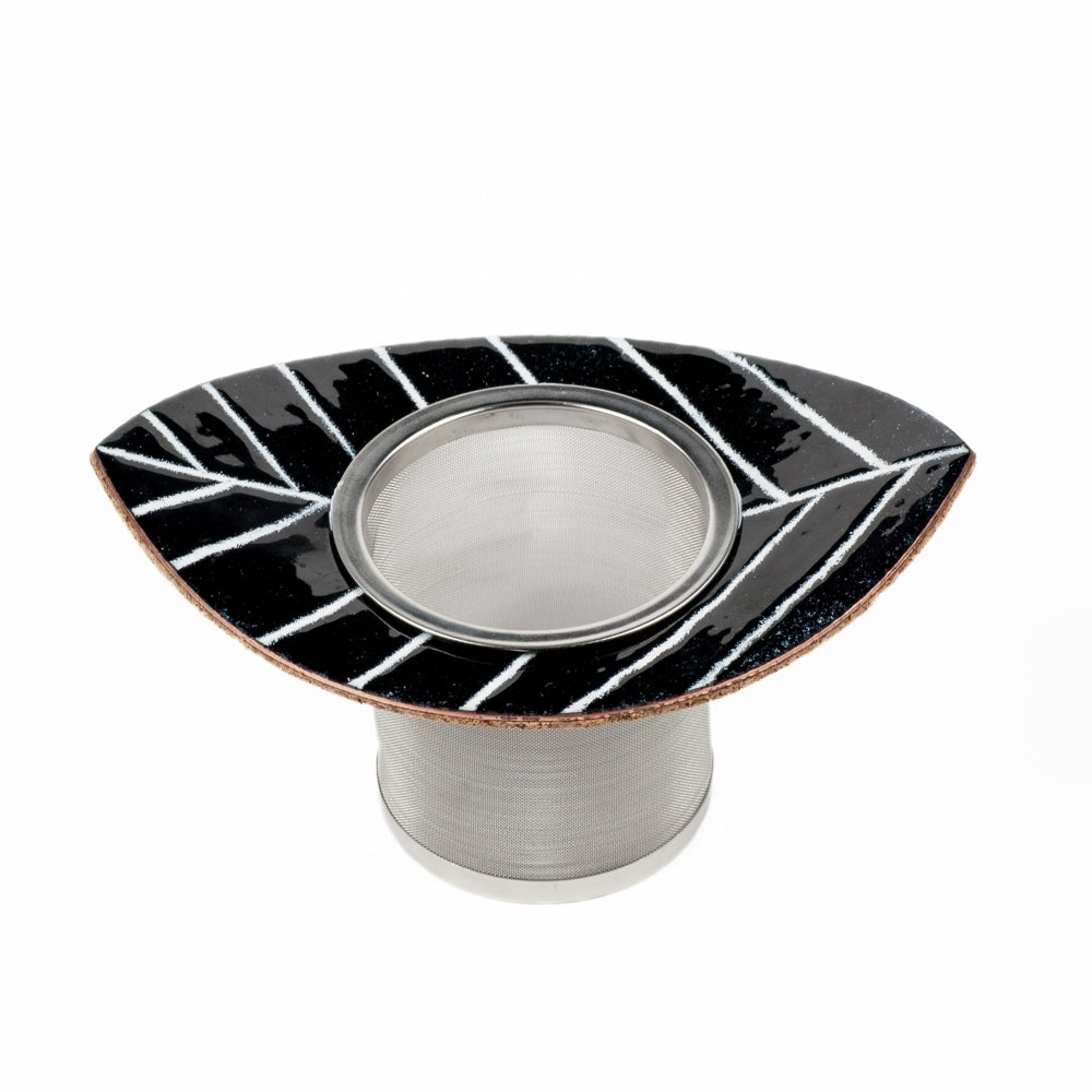 Lehti Blatt Teesieb schwarz, ein Tee-Sieb aus Edelstahl, finnisches Design hergestellt in Finnland, The Finland Shop