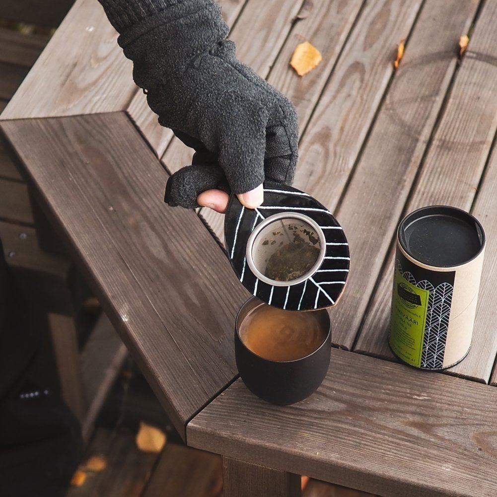 Lehti Blatt Teesieb schwarz, praktisches Tee-Sieb für losen Tee, finnisches Design hergestellt in Finnland, The Finland Shop