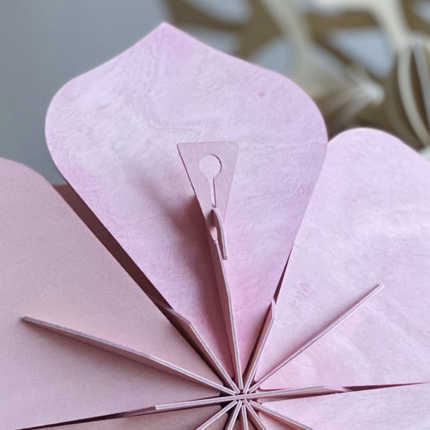 Dekorationsblume aus Holz an den Wand hängen mit einen Hacken, hergestellt in Finnland bei Lovi