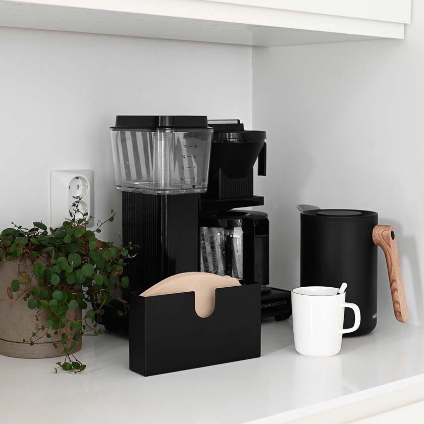 suodatinpussiteline miiko design suomalainen musta teräs keittiö kahvi suodatinpaperiteline