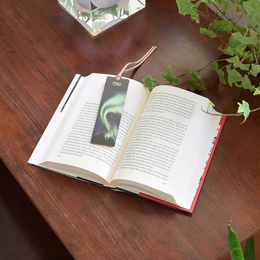 Revontuli kirjanmerkki puinen poronnahkaa Miiko design tuliainen Suomessa tehty Avainlippu