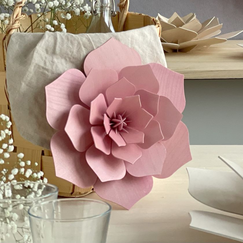 Puinen koristekukka, vaaleanpunainen ikikukka, valmistettu Suomessa The Finland Shop