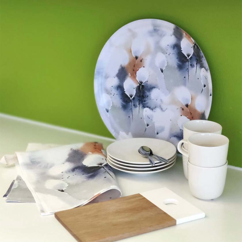 Kotimainen liikelahja logolla Tupasvilla tarjotin Ester Visual suomalainen design