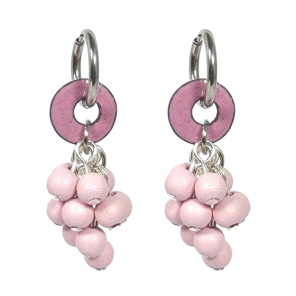 Mimosa Ohrringe, rosa mit Holzperlen, Sommerohrringe, Blumenohrringe hergestellt in Finnland, Pauliina Rundgren HandiCrafts, Edelstahlt