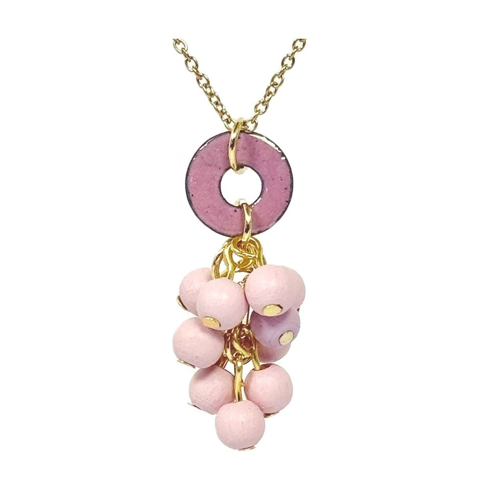 Mimosa Halskette, rosa mit Holzperlen, Sommerohrringe, Blumenohrringe hergestellt in Finnland, Pauliina Rundgren HandiCrafts, Edelstahl