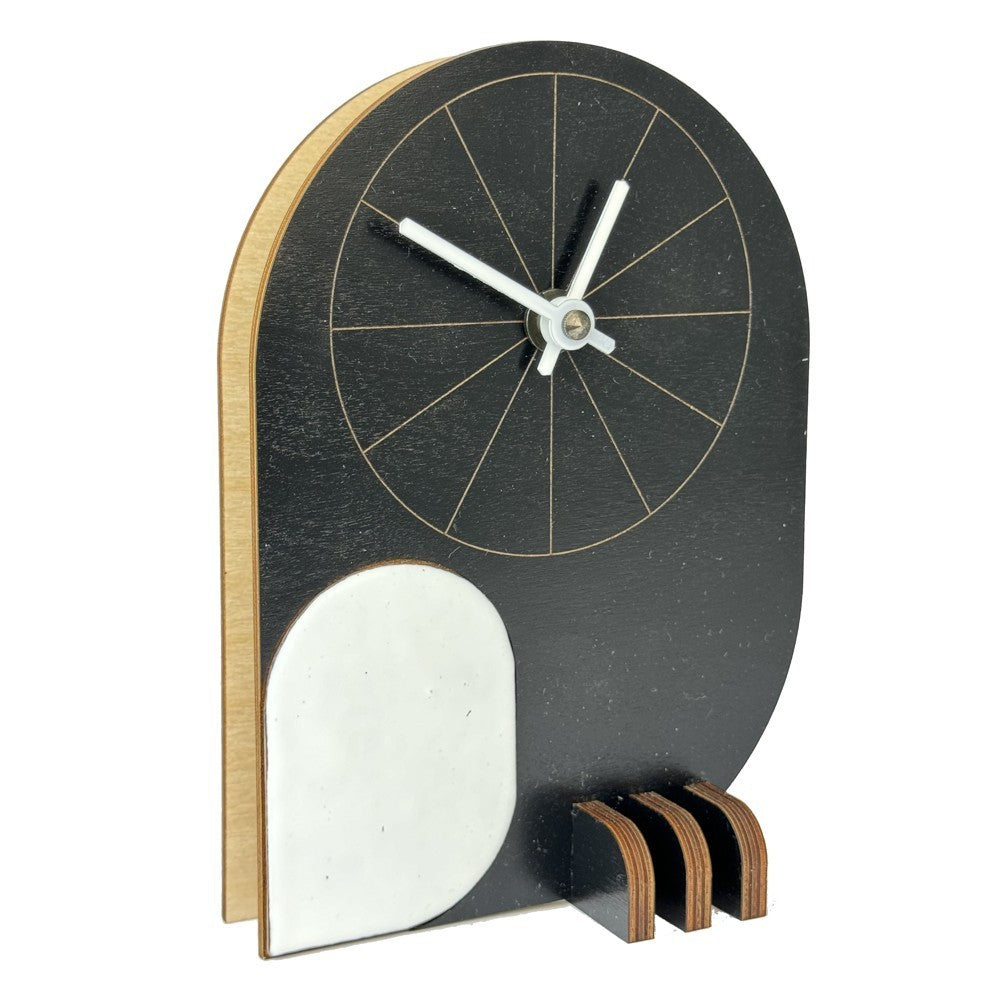 Klassinen musta Pöllö pöytäkello, suomalainen koivuvaneri ja emalinen koristelaatta, Pauliina Rundgren HandiCrafts