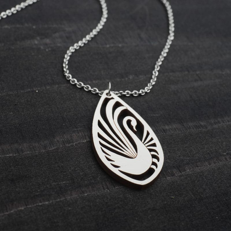 Weiße Schwan Halskette aus Holz, Schmucksett mit Kette und Ohrringe, finnisches Design, The Finland Shop