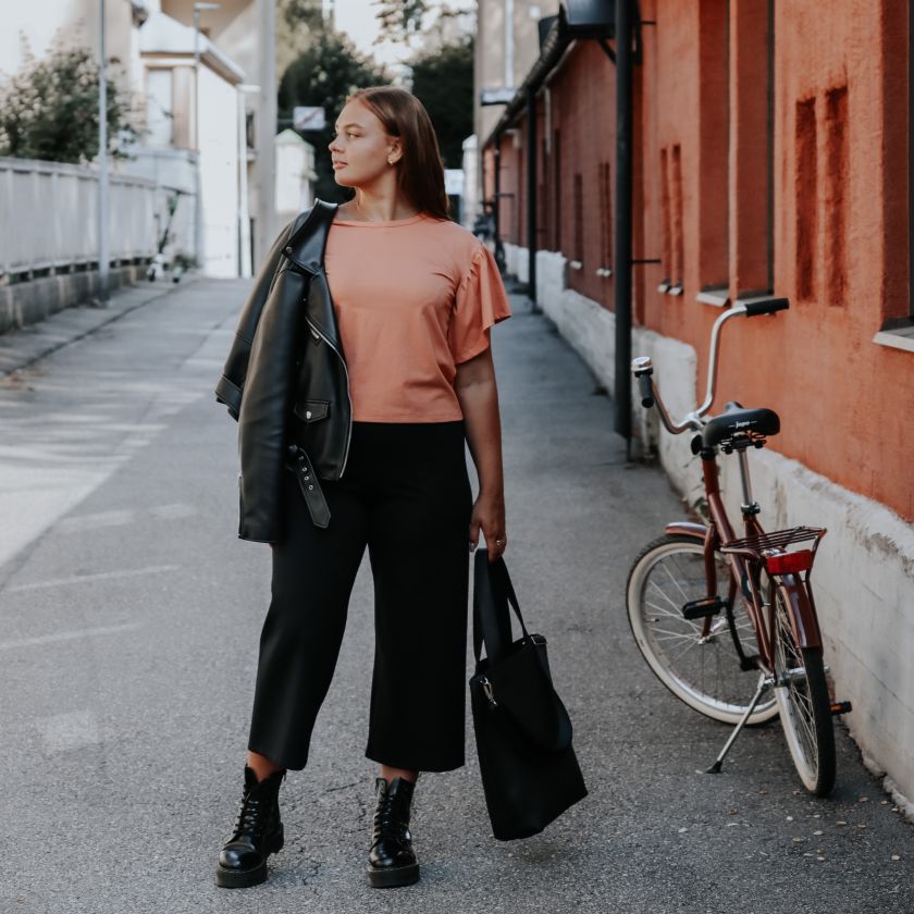 Tote Bag und Shopper Sola, Große schwarze Ledertasche für Alltag und Arbeit, hergestellt in Finnland aus Elchleder, Miiko Design