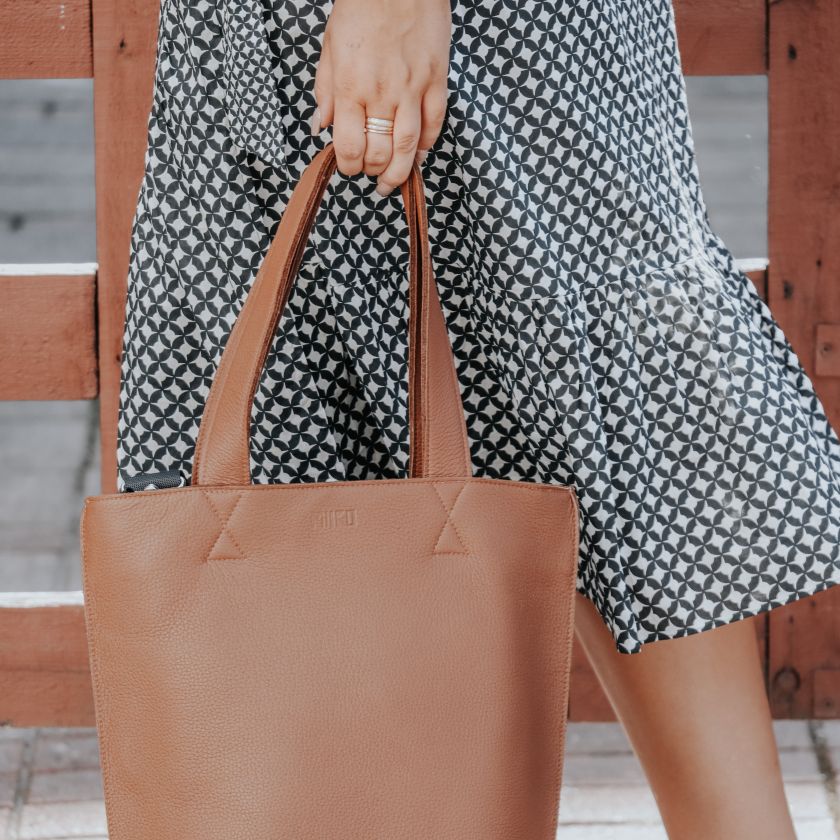 Shopper Sola, Große braune Ledertasche für Alltag und Arbeit, hergestellt in Finnland aus Elchleder, Miiko Design