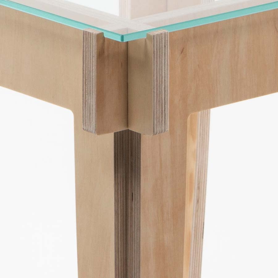 kotimainen pieni lasipöytä koivuvaneri jaloilla Maarit Maria suomalainen design