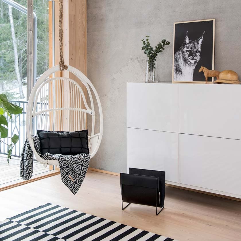 Musta nahkatyyny Väre Miiko design suomalainen sisustus