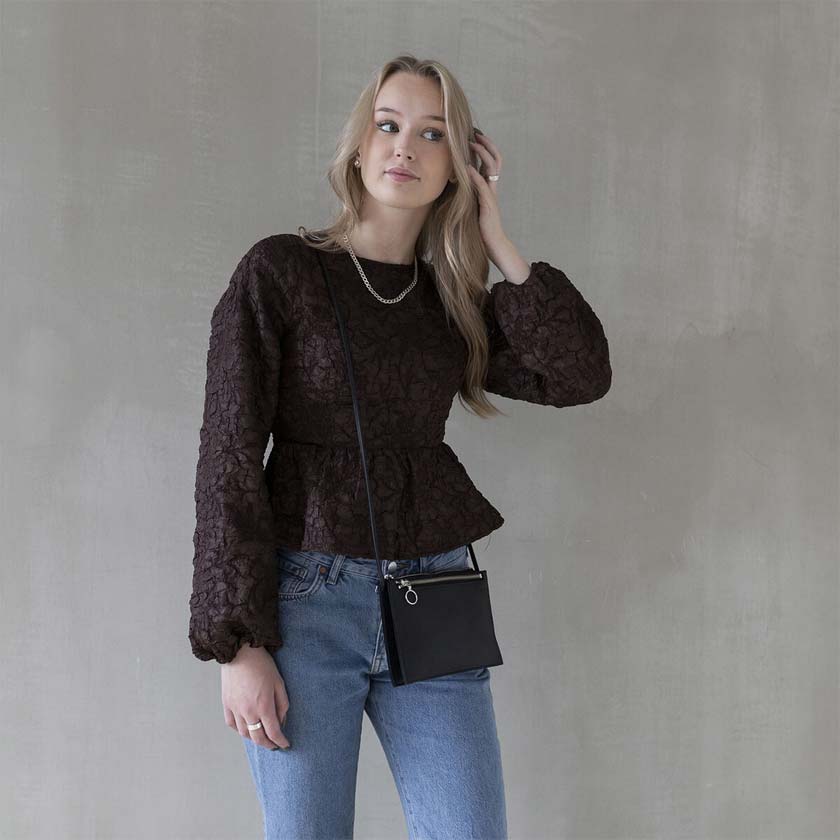 Suomalainen nahkalaukku Piilo musta pikkulaukku olkahihnalla Miiko design hirvennahkaa