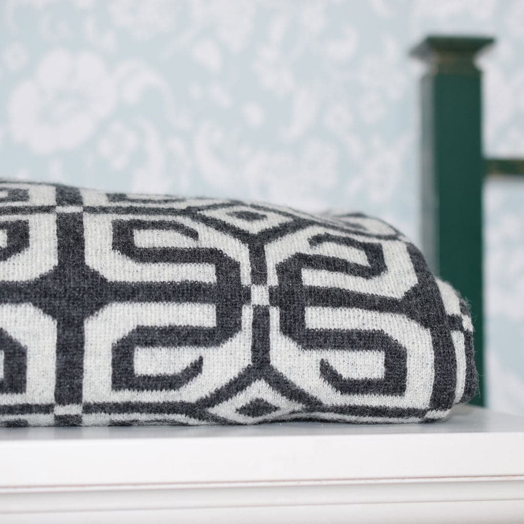 suomalainen villa huopa Harmaavalkoinen villaviltti Louhi Miiko design