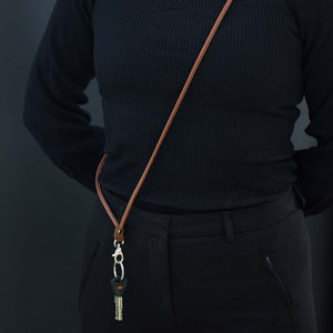 Pitkä avainnauha nahkainen ruskea musta kotimainen Miiko design crossbody avainkaulanauha