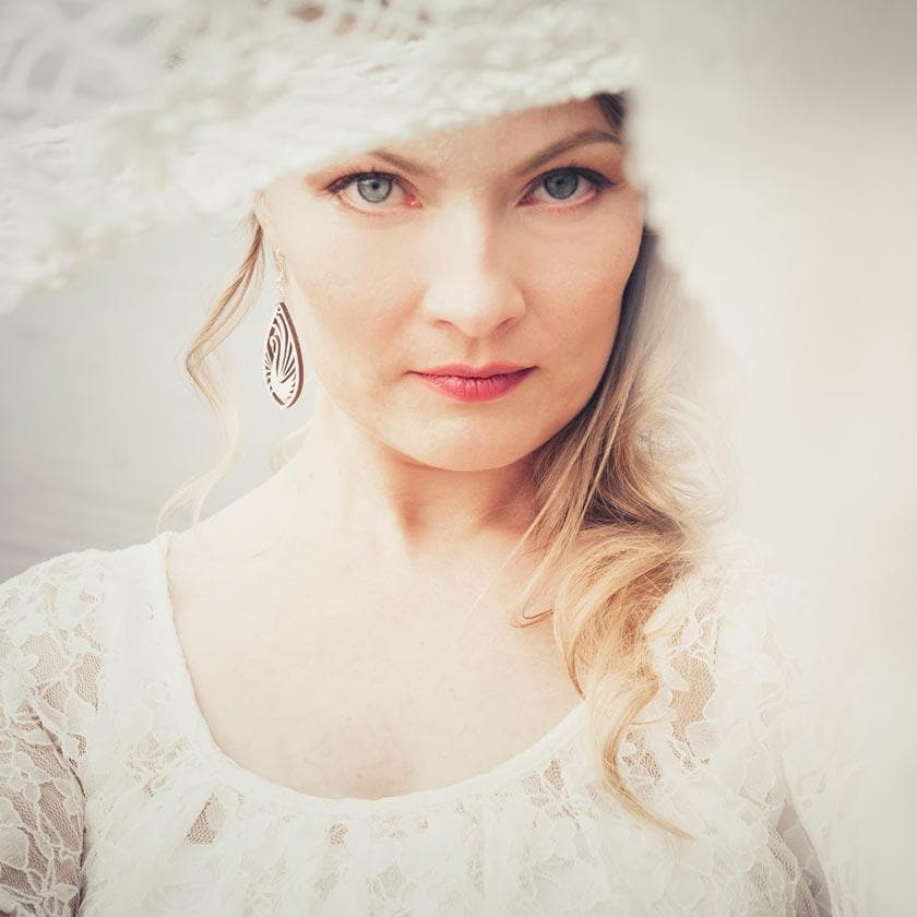 Joutsen puiset valkoiset korvakorut suomalainen design koru Sanninco Kuhmo